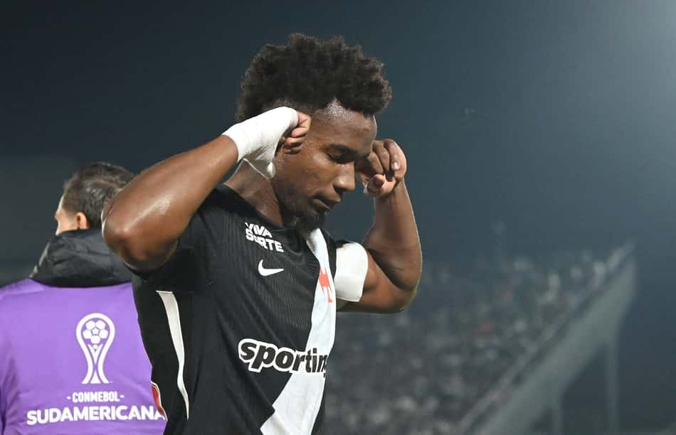 Thiago Mendes comemora gol de empate do Vasco contra o Olimpia