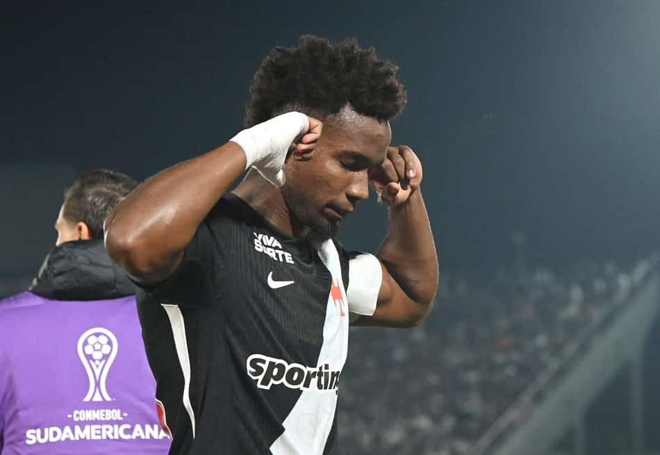 Thiago Mendes comemora gol de empate do Vasco contra o Olimpia