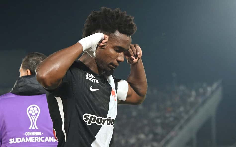 Thiago Mendes comemora gol de empate do Vasco contra o Olimpia