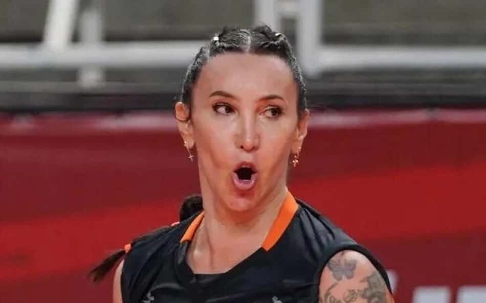 Tifanny olha para a esquerda e, com a boca aberta, vibra após marcar ponto pelo Osasco em jogo da Superliga Feminina de vôlei