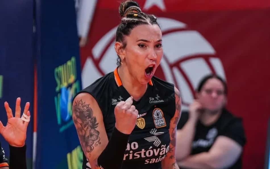 Tifanny cerra os punhos e ergue o direito durante comemoração de ponto marcado pelo Osasco, em jogo contra o Fluminense pela Copa Brasil feminina de vôlei