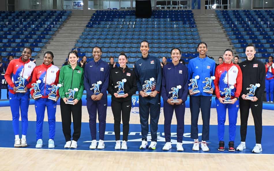 Jogadoras do time ideal da Norceca de vôlei posam para foto em quadra com os troféus individuais