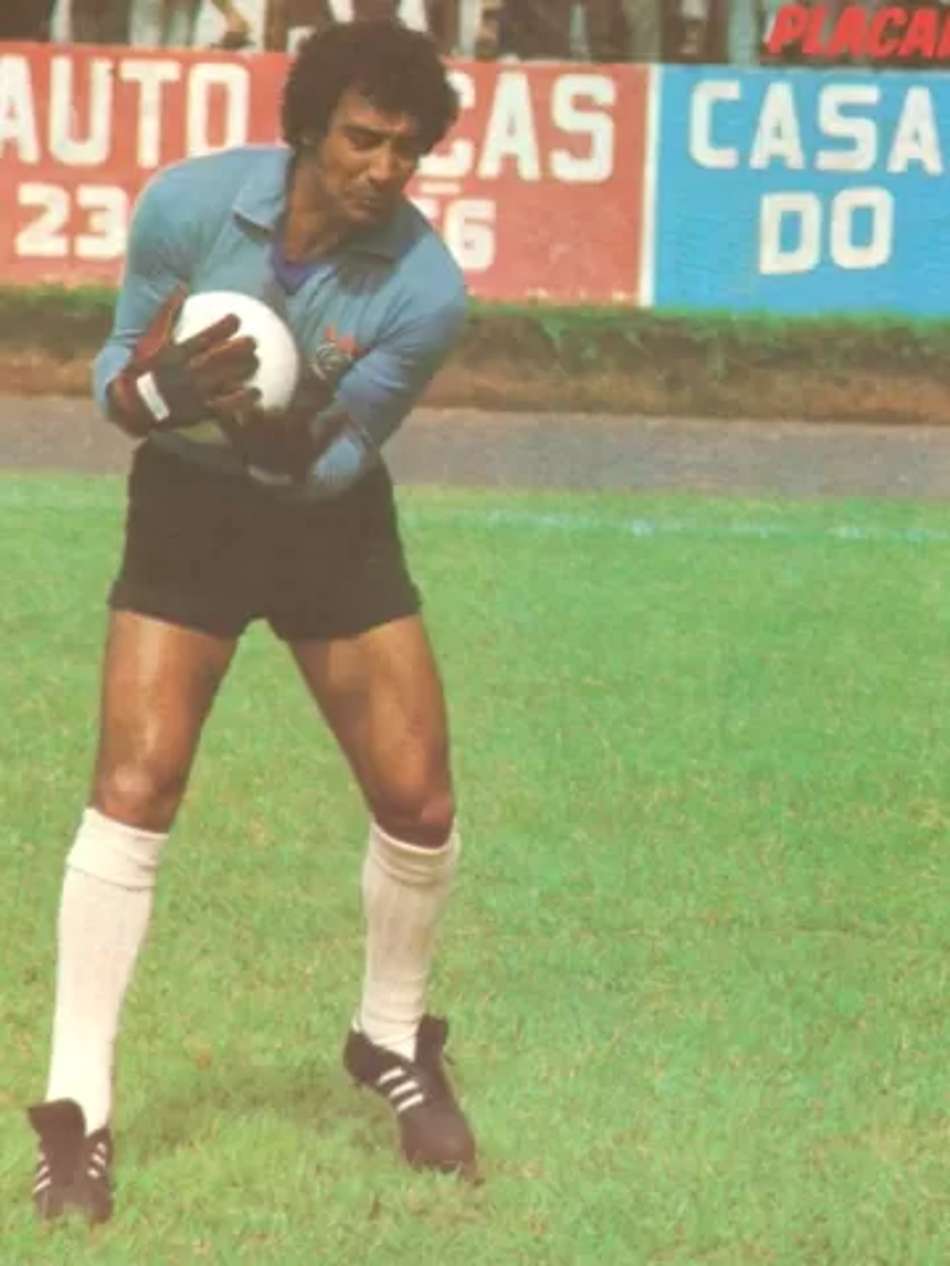 Tobias, ex-goleiro do Corinthians, vestindo a camisa azul-clara.