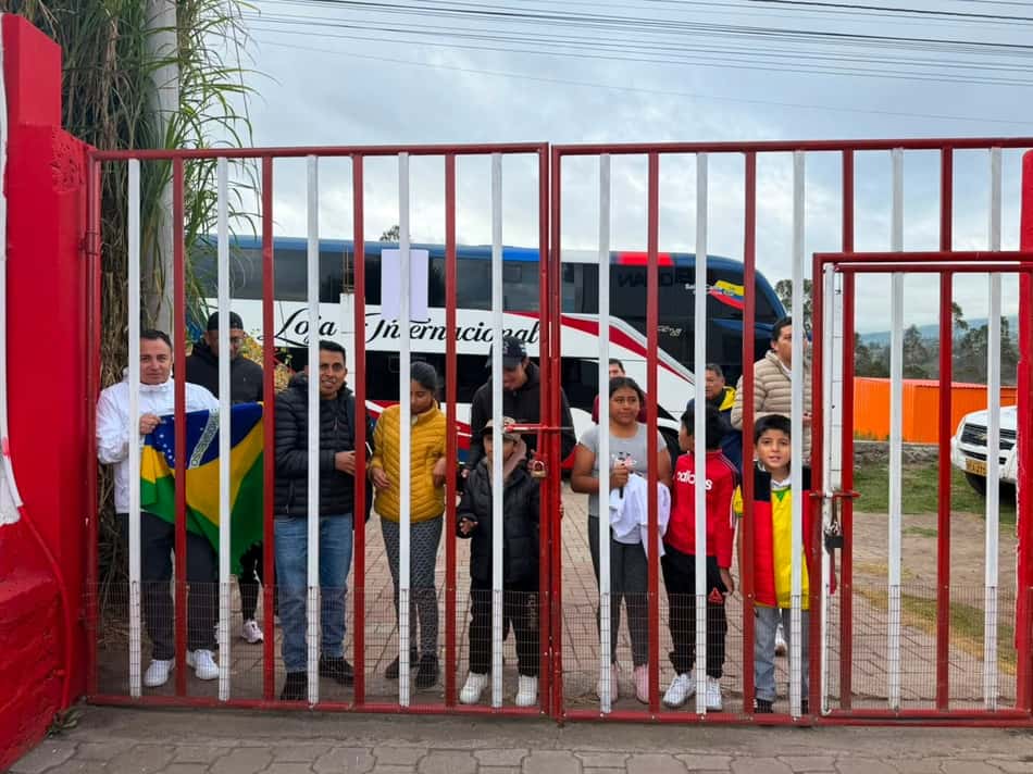 Pequeno grupo de torcedores aguardava o time do Santos para último treino antes da decisão da Sul-Americana, no Equador. Entre eles, Alejandro e seu filho Ezequiel. (Foto: Juliana Yamaoka/ Lance!)