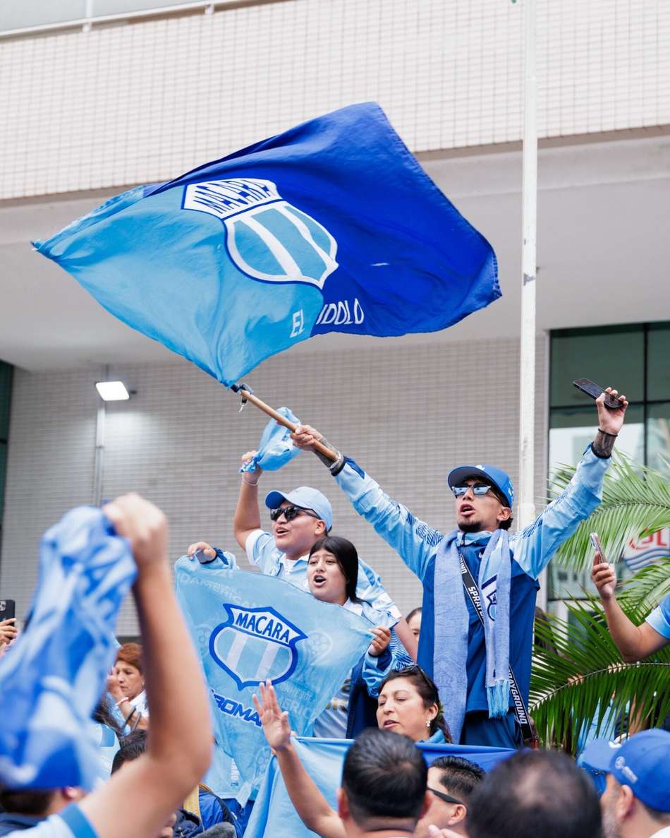 Torcida do Macará em frente à concentração do time, em Santos. (Foto: Divulgação/ Macará)