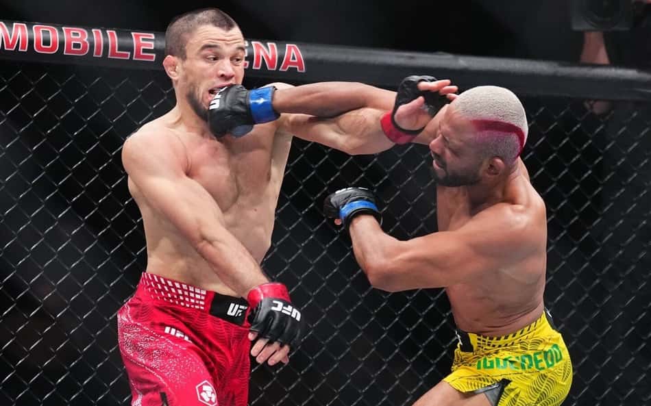 Deiveson Figueiredo em ação contra Umar Nurmagomedov no UFC 324