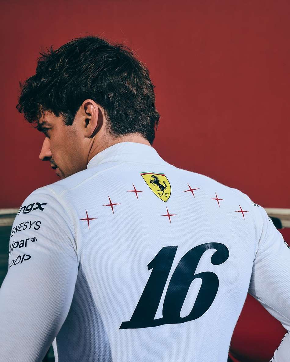 Estrelas estampadas no uniforme da Ferrari representam os sete títulos de Schumacher