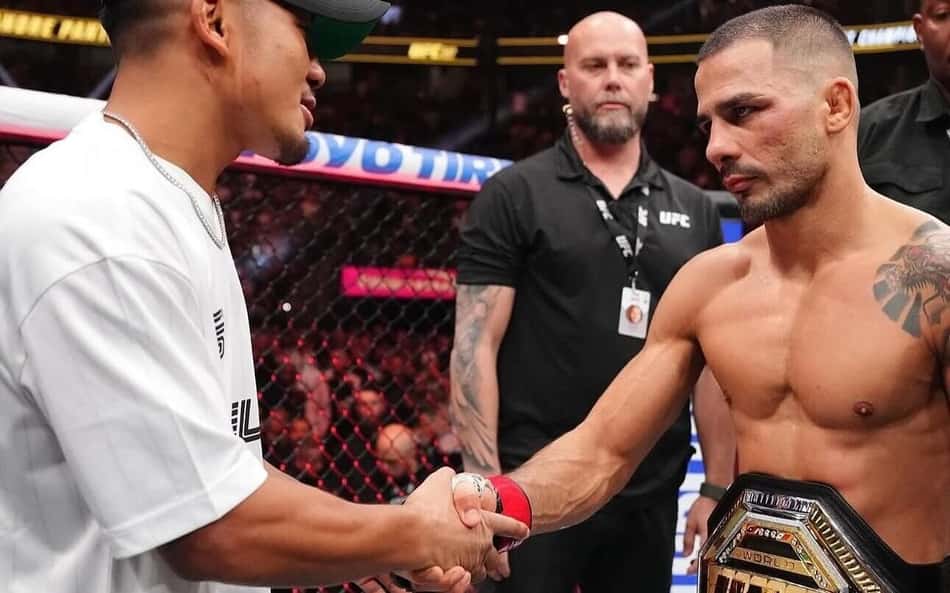 Joshua Van (esq) cumprimenta Pantoja (dir) no UFC (Foto: Reprodução/Instagram/Joshua Van)