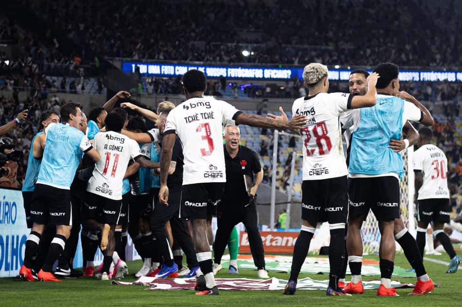 Jogadores do Vasco comemoram classificação do Cruz-Maltino contra o Fluminense na Copa do Brasil
