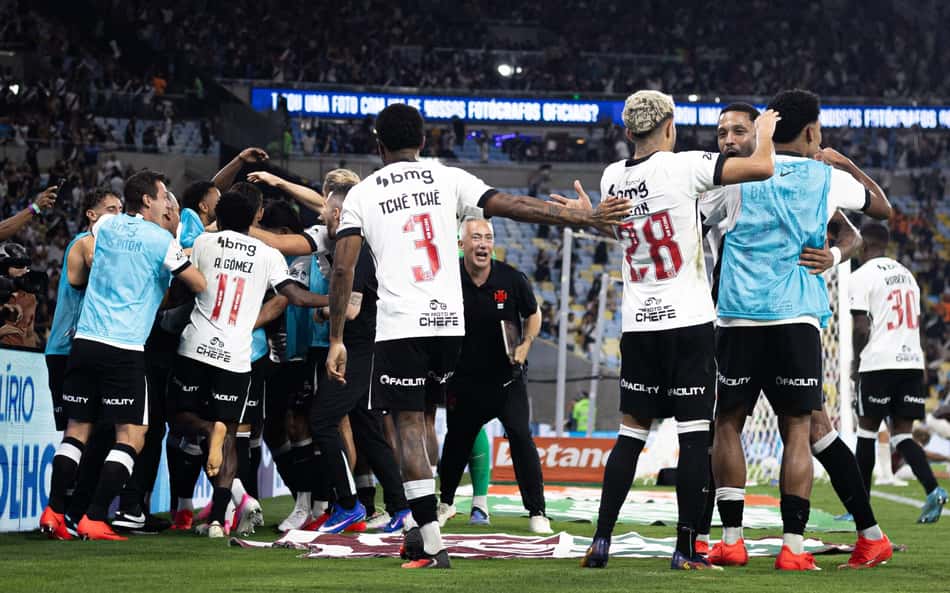 Jogadores do Vasco comemoram classificação do Cruz-Maltino contra o Fluminense na Copa do Brasil