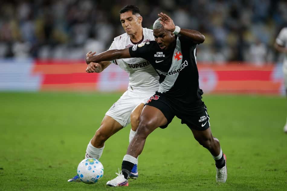 Cuiabano disputa bola com Savarino em Vasco x Fluminense pela Copa do Brasil de 2026