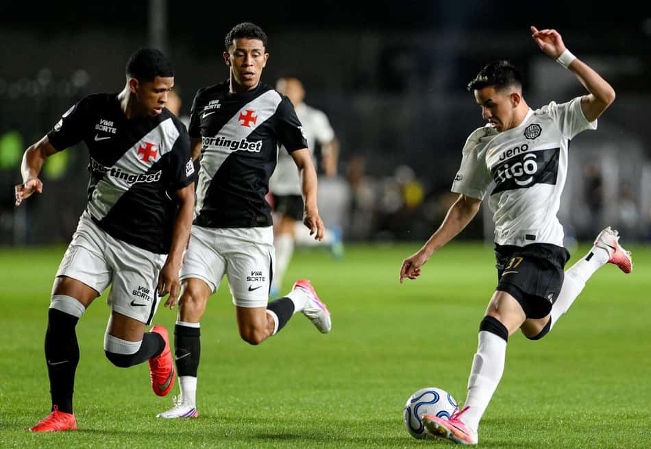 Romeo Benítez , do Olimpia, no jogo contra o Vasco pelas oitavas de final da Sul-Americana