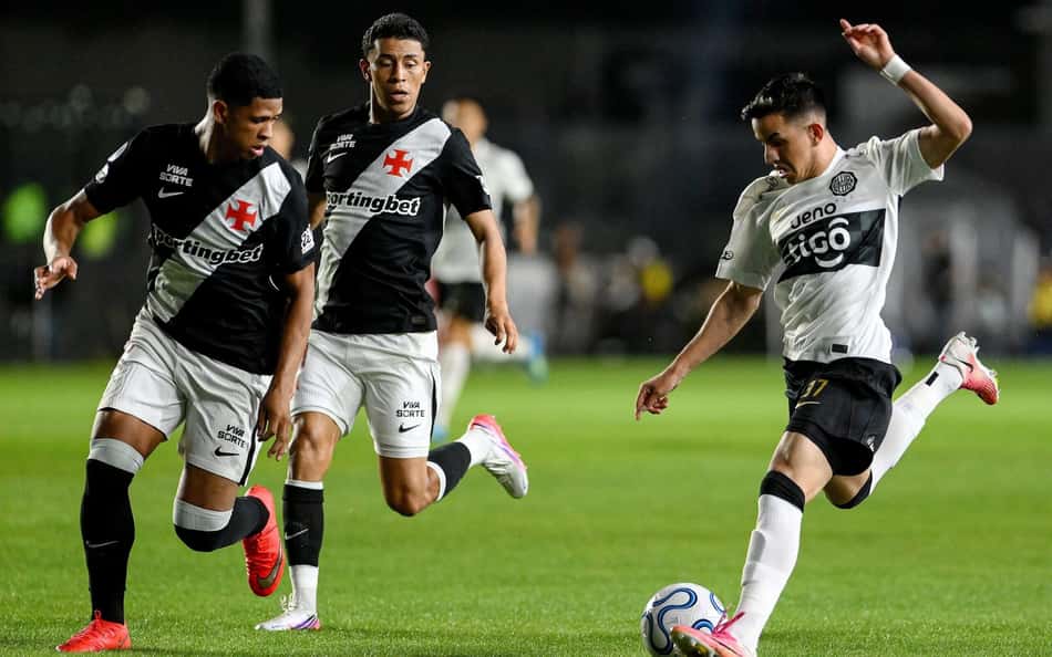 Romeo Benítez , do Olimpia, no jogo contra o Vasco pelas oitavas de final da Sul-Americana