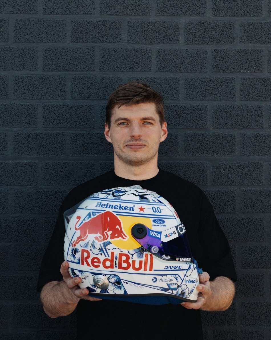 Max Verstappen segura capacete personalizado para o GP da Holanda de Fórmula 1 2026