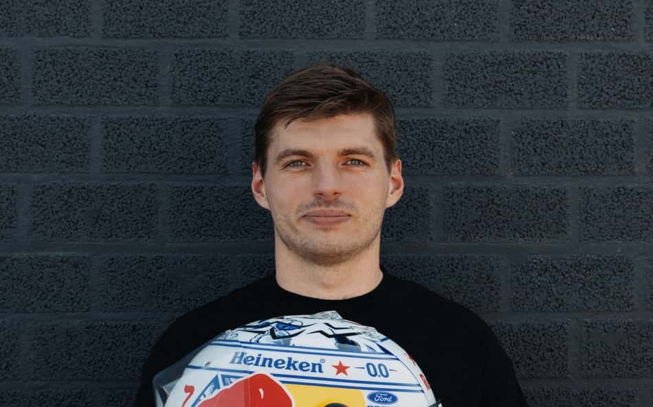 Max Verstappen segura capacete personalizado para o GP da Holanda de Fórmula 1 2026