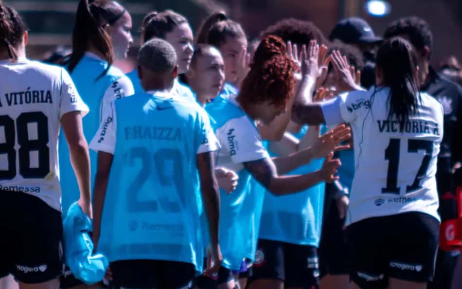 Vic Albuquerque cumprimenta jogadoras do Timão