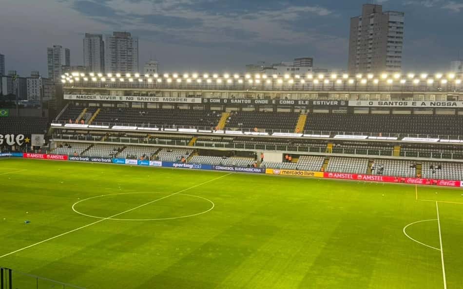 Vila Belmiro em noite de Copa Sul-Americana. (Foto: Juliana Yamaoka/ Lance!)