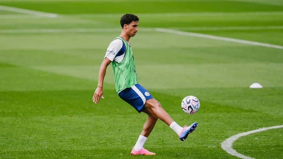 Vitor Reis em treino do Manchester City