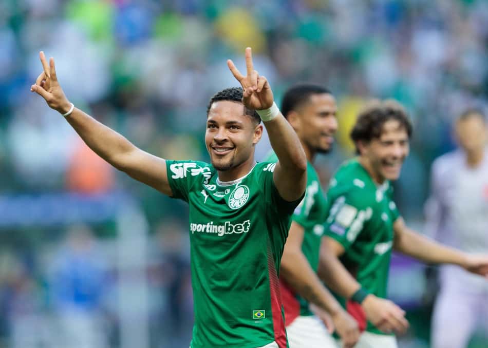 Vitor Roque comemora seu gol no jogo do Palmeiras contra o Vasco pelo Brasileirão