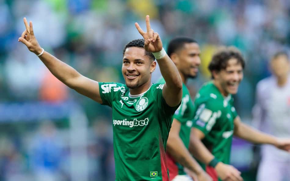 Vitor Roque comemora seu gol no jogo do Palmeiras contra o Vasco pelo Brasileirão