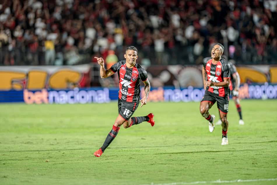 Jogadores do Vitória comemoram gol contra o Athletico pela Copa do Brasil
