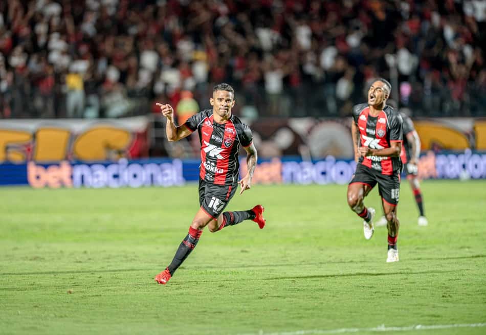 Jogadores do Vitória comemoram gol contra o Athletico pela Copa do Brasil