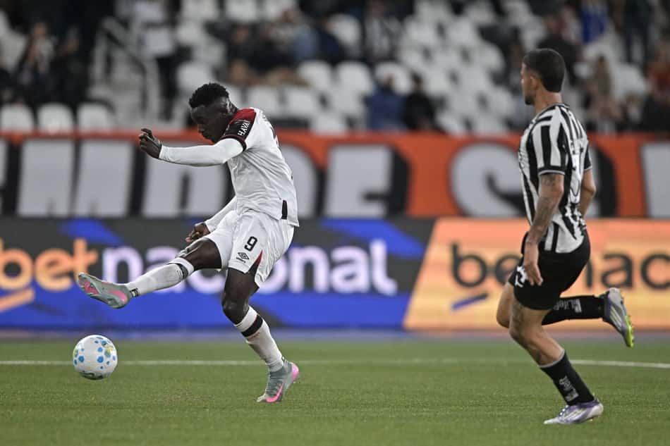 Viveros finaliza contra o Botafogo