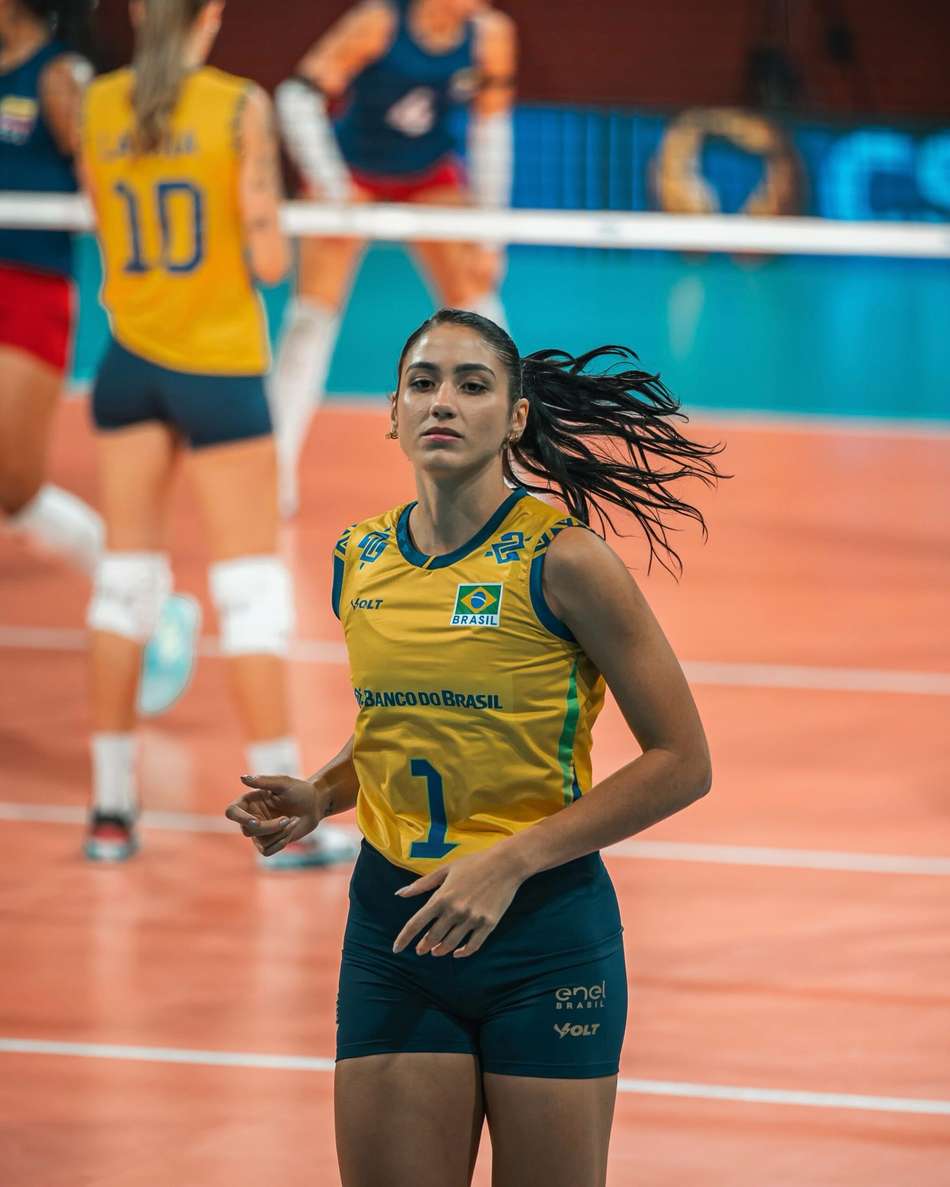 Vivian corre em quadra em partida do Brasil na Copa Sul-Americana de vôlei