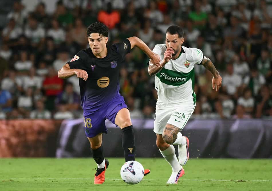 O zagueiro espanhol do Barcelona, ​​número 36, Xavi Espart, disputa a bola com o meio-campista espanhol do Elche, número 20, Tete, durante a partida do Campeonato Espanhol entre Elche CF e FC Barcelona, ​​no Estádio Martínez Valero, em Elche