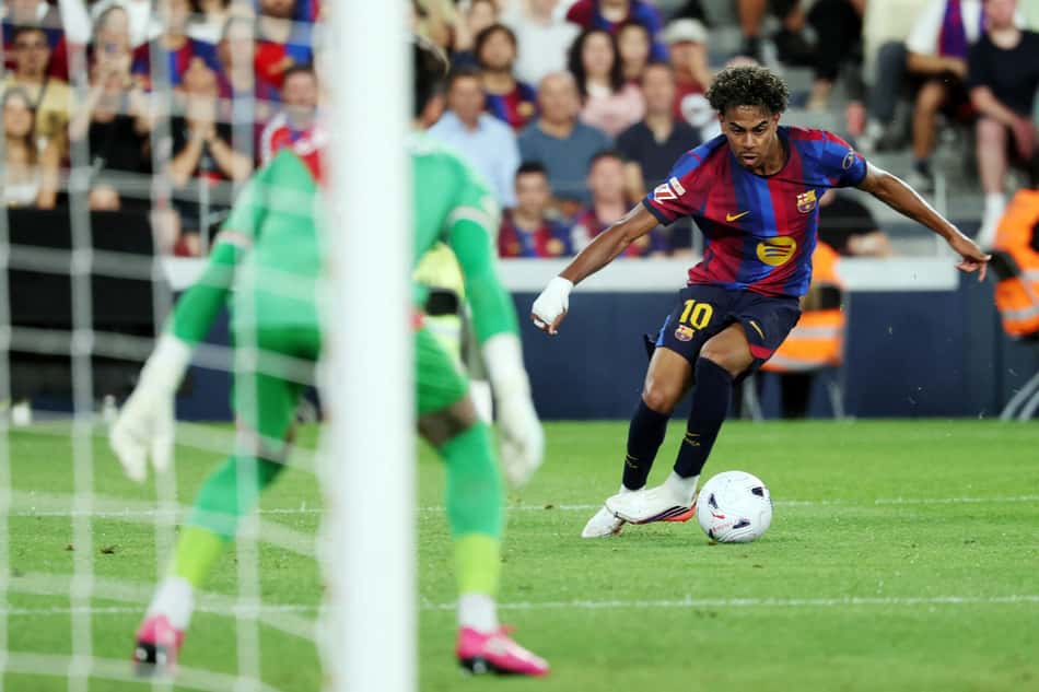 O atacante espanhol do Barcelona, número 10, Lamine Yamal, controla a bola durante a partida do Campeonato Espanhol entre FC Barcelona e Rayo Vallecano de Madrid, no Estádio Camp Nou, em Barcelona
