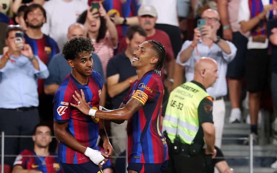 O atacante espanhol do Barcelona, camisa 10, Lamine Yamal (à esquerda), comemora o segundo gol com o atacante brasileiro do Barcelona, camisa 11, Raphinha, durante a partida do Campeonato Espanhol entre FC Barcelona e Rayo Vallecano de Madrid, no Estádio Camp Nou, em Barcelona