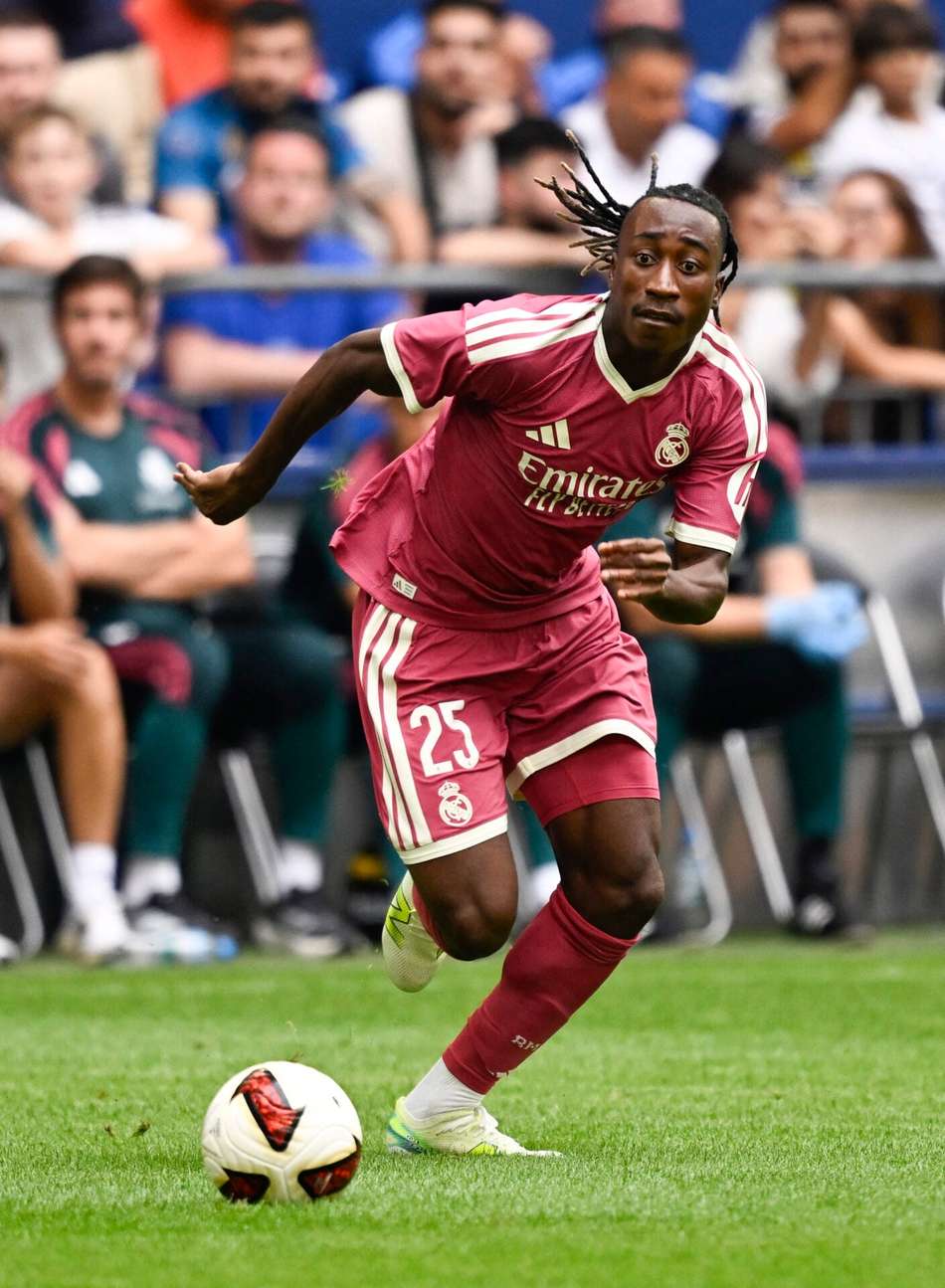 O atacante marfinense do Real Madrid, número 25, Yan Diomande, domina a bola durante o amistoso de pré-temporada entre o FC Schalke 04 e o Real Madrid em Gelsenkirchen, oeste da Alemanha