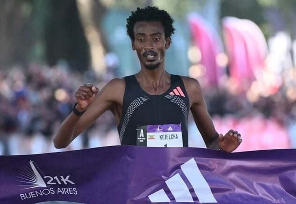 Yomif Kejelcha cruza a linha de chegada após bater o recorde mundial na meia maratona de Buenos Aires