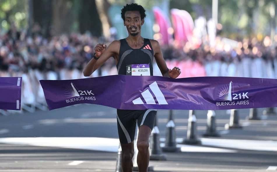 Yomif Kejelcha cruza a linha de chegada após bater o recorde mundial na meia maratona de Buenos Aires
