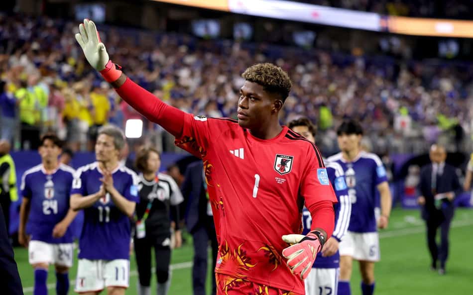 O goleiro Zion Suzuki, de camisa vermelha com mangas longas, acena para os torcedores presentes em Japão x Suécia após o jogo da Copa do Mundo