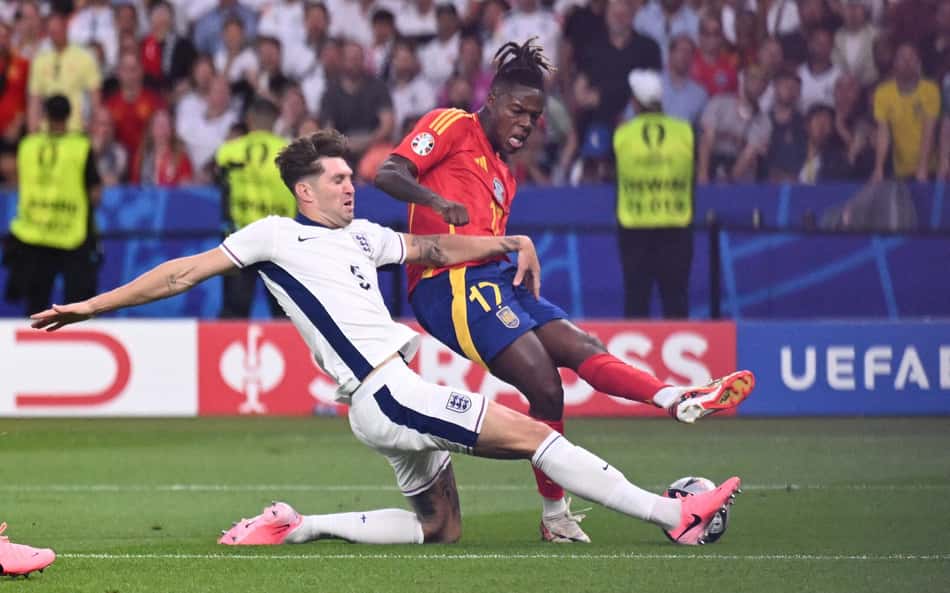 John Stones e Nico Williams disputam bola na final da Eurocopa entre Espanha e Inglaterra. (Foto: Kirill Kudryavtsev/AFP)
