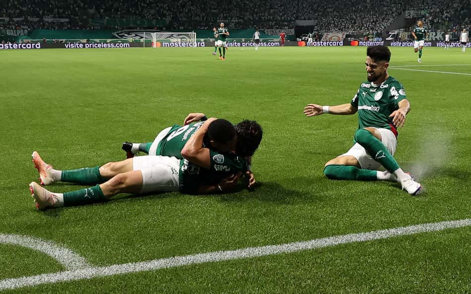 O jogador Agustín Giay comemora seu gol ao lado de Flaco López