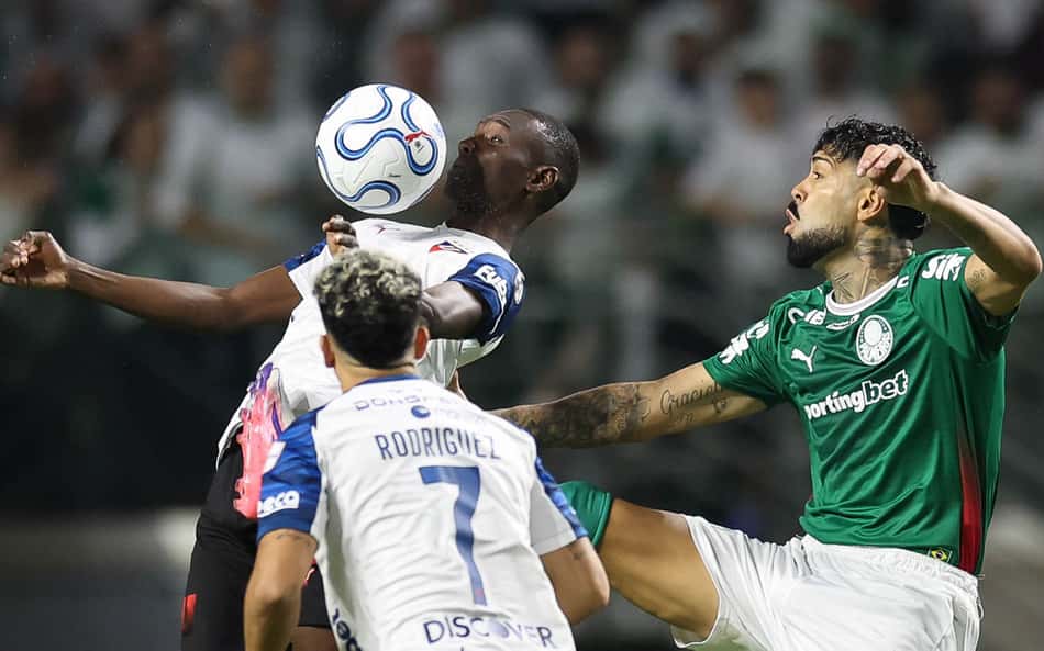 O jogador Alexander Barboza, da SE Palmeiras, disputa bola com o jogador da LDU, durante partida válida pelas quartas de final, ida, da Conmebol Libertadores, na arena Nubank Parque. (Foto: Cesar Greco/Palmeiras/by Canon)