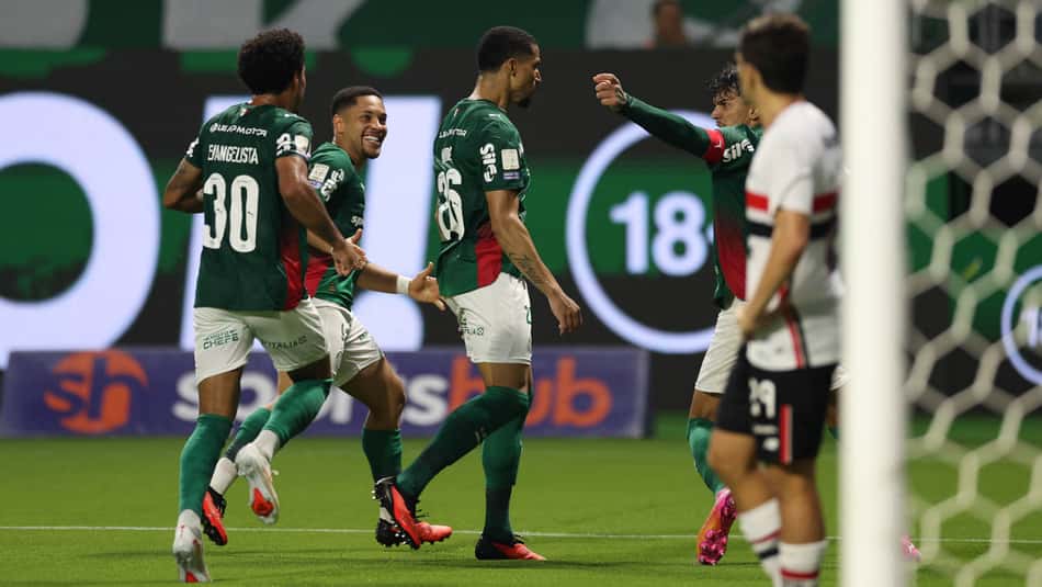 Lucas Evangelista comemorando o gol do zagueiro Murilo.