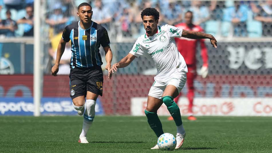 O jogador Lucas Evangelista disputa bola com o jogador do Grêmio, durante partida válida pela 28ª rodada do Campeonato Brasileiro - (Foto: Cesar Greco/Palmeiras/by Canon)