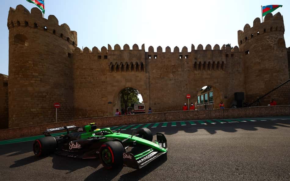 Gabriel Bortoleto no treino livre do GP do Azerbaijão de F1, no Circuito de Baku (Foto: Joe Portlock / Getty Images / Sauber Media Hub)