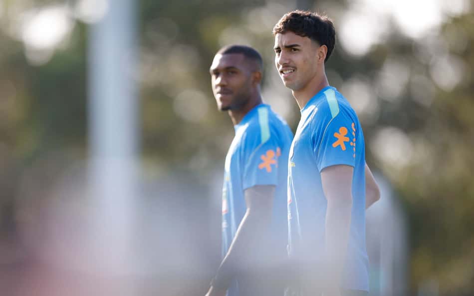 Rayan (e) em treino da Seleção Brasileira em Brisbane