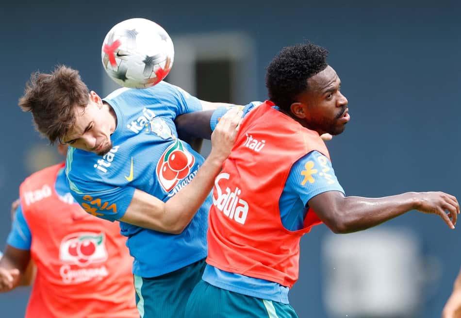 Breno Bidon e Vini Jr. disputam a bola em treino da seleção na Austrália