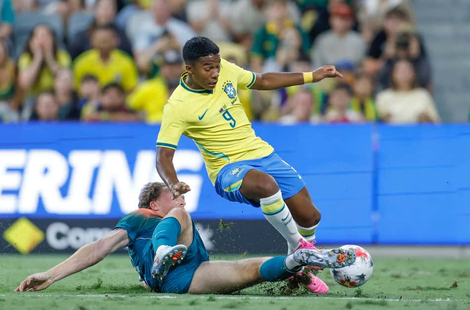 Endrick durante amistoso da Seleção Brasileira, na última sexta-feira (25).