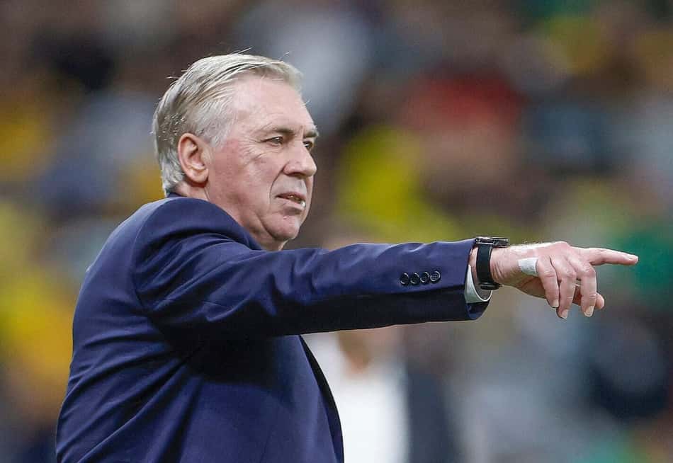 Ancelotti apontando para frente
