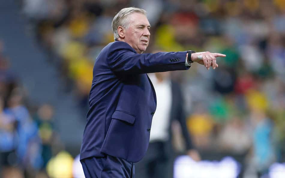 Ancelotti apontando para frente