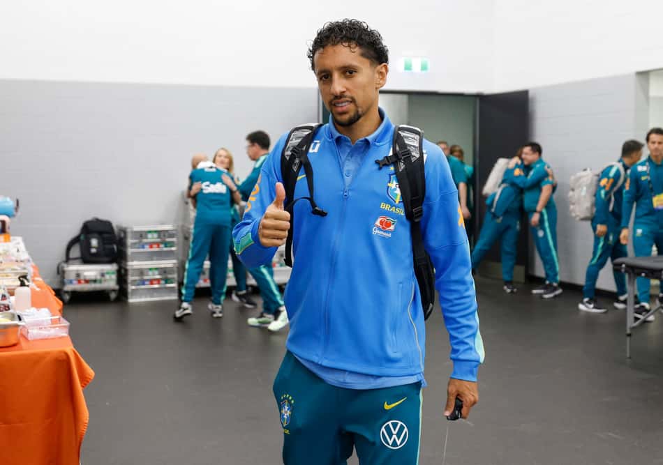 Marquinhos chegando para o amistoso contra a Austrália.
