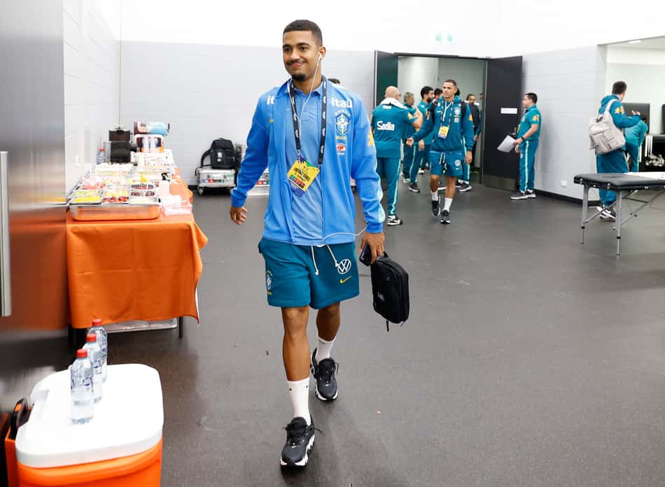 Samuel Lino chega no estádio para a partida entre Austrália e Brasil