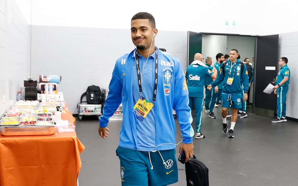 Samuel Lino chega no estádio para a partida entre Austrália e Brasil
