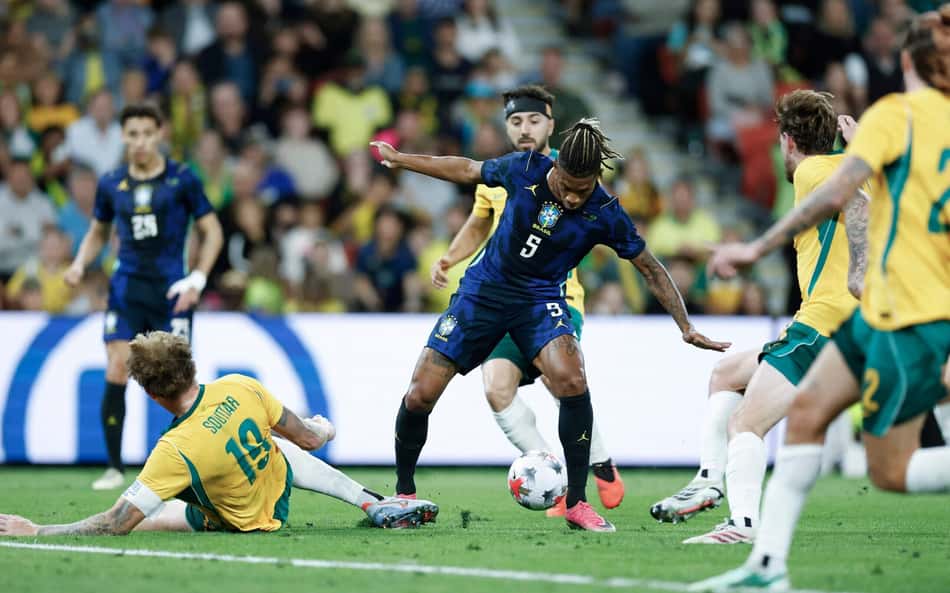 Danilo disputa a bola durante partida entre Brasil x Austrália